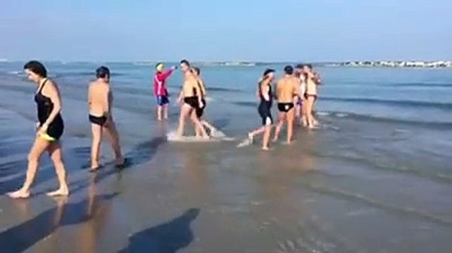 Capodanno 2016, prImo dell'anno con tuffo in Adriatico a Pescara