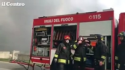Ancarano, nube tossica dalla fabbrica in fiamme
