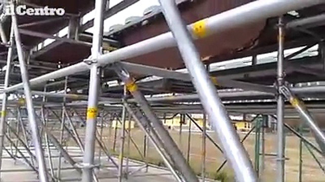 L'Aquila, ecco la tribuna dello stadio crollata: ? di trucciolato