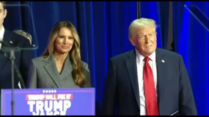 Usa2024, Donald Trump arriva sul palco mano nella mano con Melania
