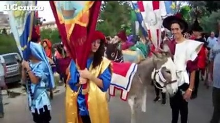 Navelli, folla di turisti al Palio degli asini