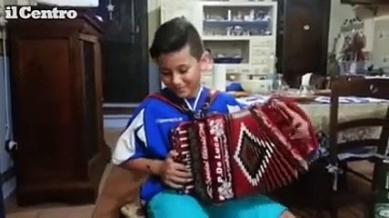 Pescara, un piccolo tifoso suona la carica