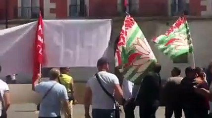 Teramo, petardo durante la manifestazione: due feriti
