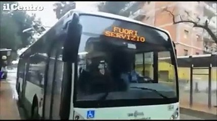 Pescara, passa il filobus sulla strada parco: fischi e applausi