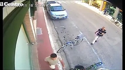 Furti di biciclette, ecco il ladro in azione