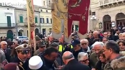 Atri, folla ai funerali del parroco don Enrico