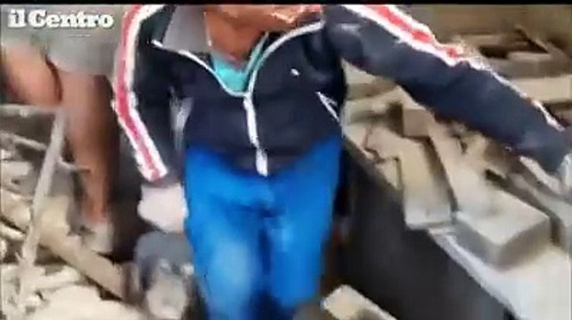 Amatrice, salvati dalle macerie l'uomo e il suo cane