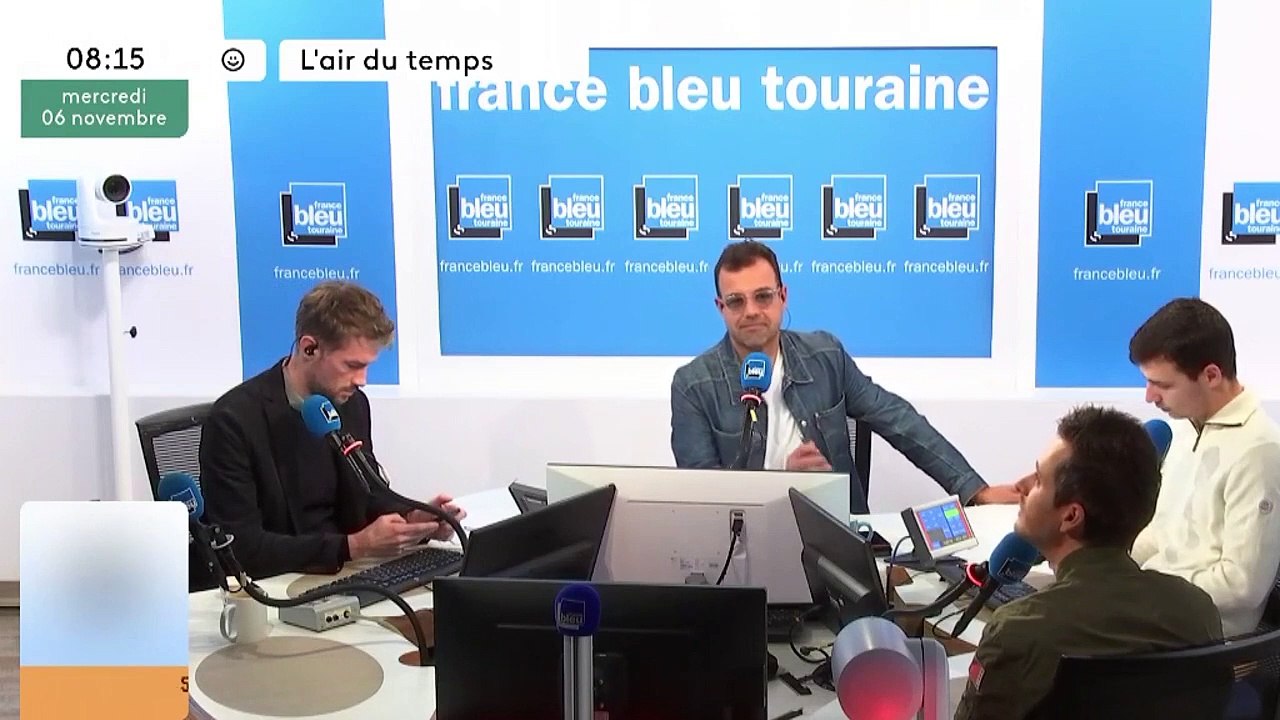 L'air  du temps - Gael Le Magicien fait apparaitre un avion de la Patrouille de France !