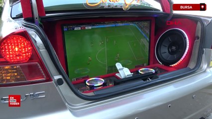 Bursa'da otomobilini oyun salonuna dönüştürdü
