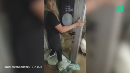 "No es Netflix": imágenes dramáticas de lo que pasa al liberar un puerta atascada por la DANA en una peluquería