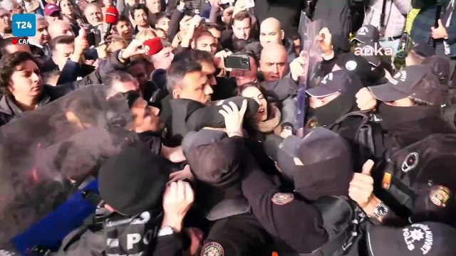 Kayyım atanan Esenyurt Belediyesi önünde arbede: CHP heyeti polis çemberine alındı, milletvekilleri içeri sokulmadı