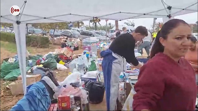 Los voluntarios entregan enseres a los afectados ante el miedo de que no se repartan