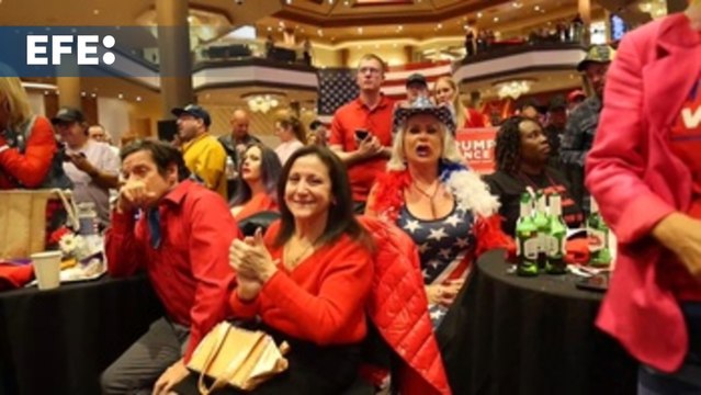 Votantes republicanos siguen la jornada electoral desde un hotel de Las Vegas