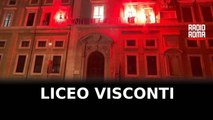 Occupato liceo Visconti a Roma, fumogeni e striscioni