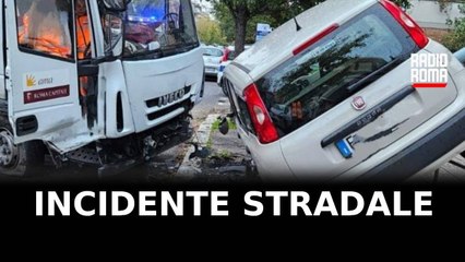 Mezzo AMA contro un'auto, 4 feriti