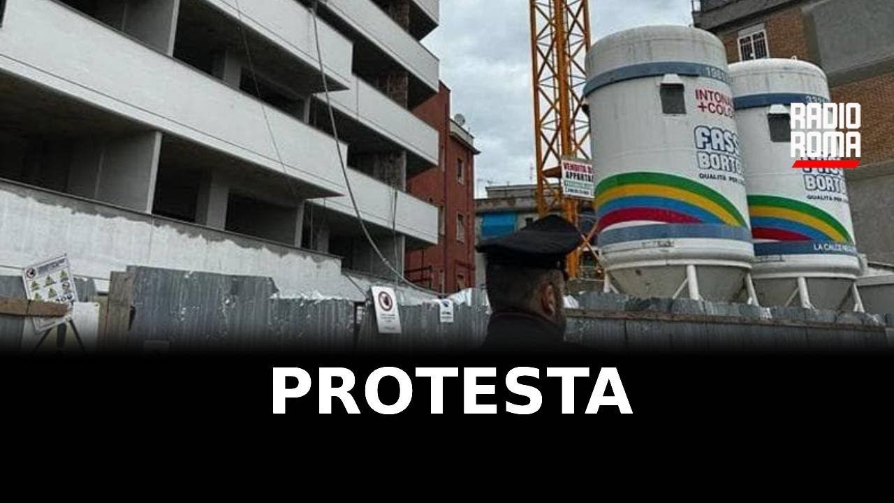 Operaio si arrampica su gru per protesta
