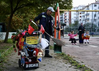 Temizlik işçisi "süslü çöp kovası" ile sokakları temizliyor