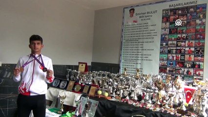 Milli tenisçi Emirhan'ın hedefi ilk 100