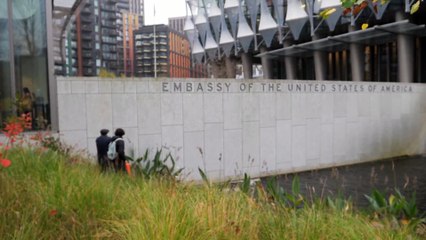 Ativistas pintam embaixada dos EUA em Londres. "Mundo afunda no fascismo"