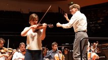 La Orquesta de París y Lisa Batiashvili, dirigidos por Klaus Mäkelä ensayan el Concierto para Violín de Tchaïkovsky