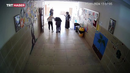 Nefes borusuna kağıt kaçan öğrencisini Heimlich manevrasıyla kurtardı
