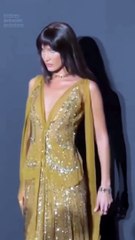 بيلا حديد تستمع لأغنية شيرين عبد الوهاب