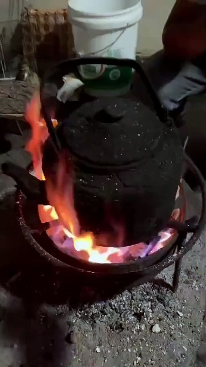 Il prend une casserole brulante à pleines mains et ne sent rien