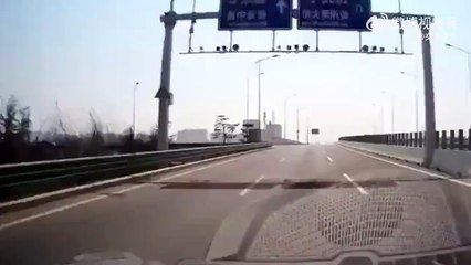 Le karma rattrape ce conducteur idiot