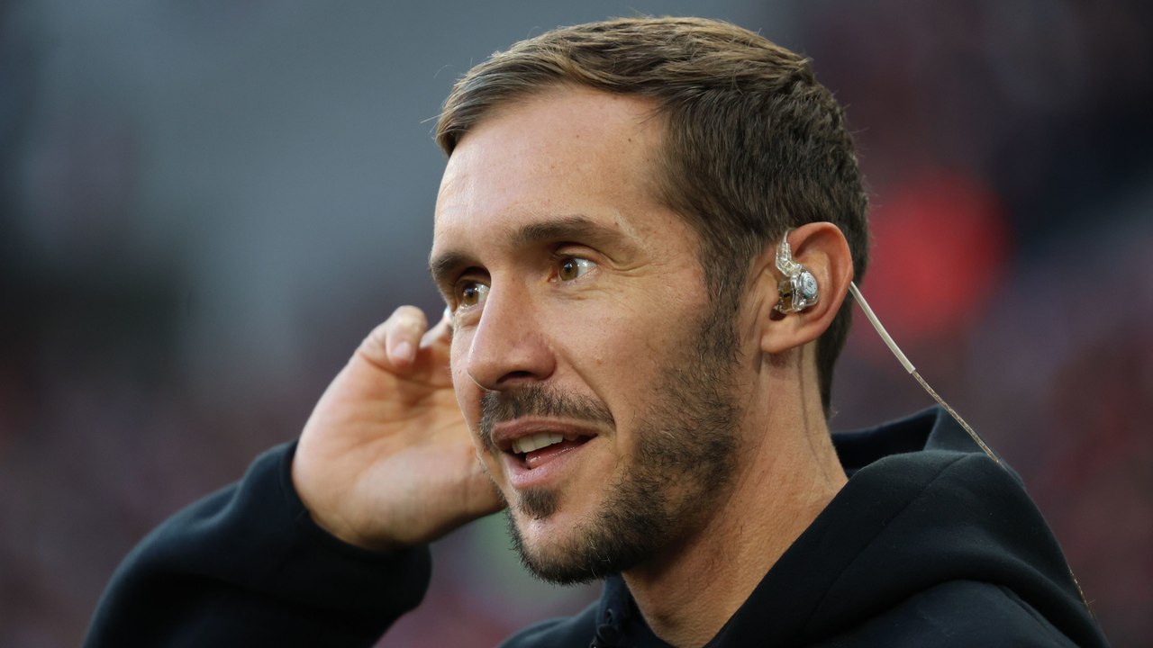 Schuster muss nochmal nachfragen: 'Hasebe hat als Spieler ein Training geleitet?'