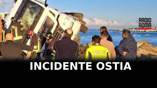 Ostia, camion ribaltato sulla scogliera