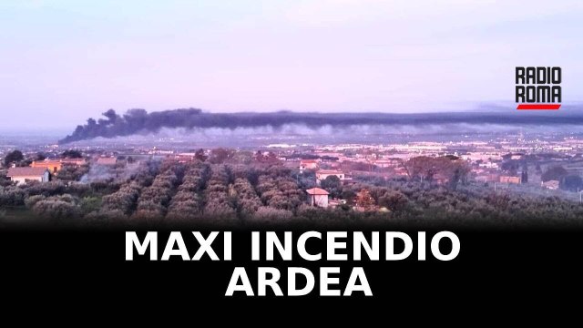 Maxi incendio su Ardea, rifiuti e pneumatici in fiamme