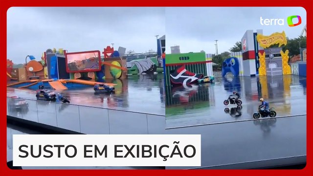 Piloto de moto cai durante apresentação de manobras radicais no Beto Carrero World