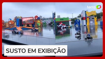 Piloto de moto cai durante apresentação de manobras radicais no Beto Carrero World