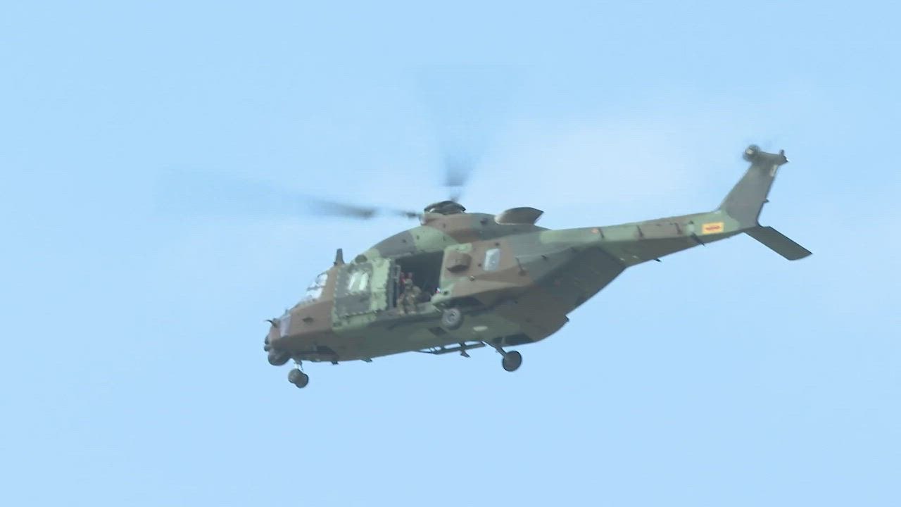 Servicios profesionales y voluntarios trabajan en la limpieza de los pueblos de Valencia