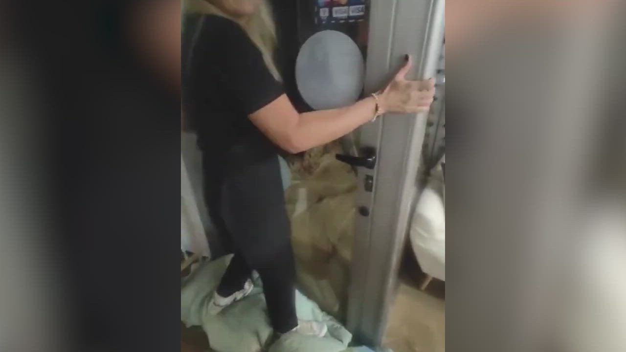 El impactante video de unas mujeres atrapadas en una peluquería mientras se va inundando por la DANA