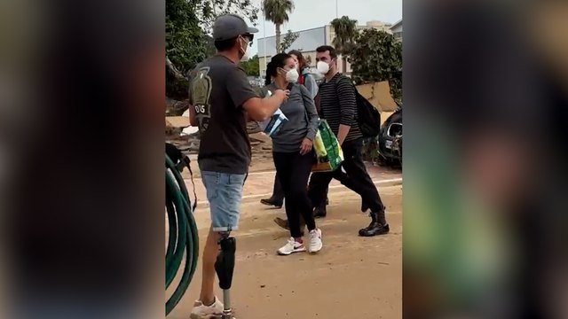 Juan Antonio, el valenciano con una pierna biónica que reparte mascarillas a las puertas de Paiporta