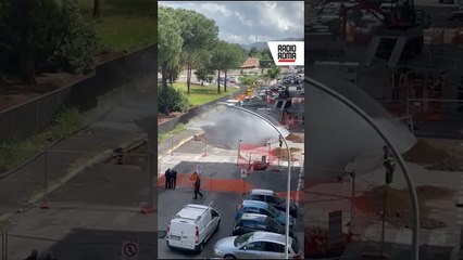 Voragine al Quadraro, ancora problemi: esplosa una tubatura, strada allagata