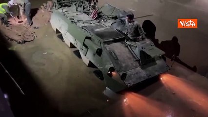 Alluvione Valencia, l'esercito libera le strade dalle carcasse delle automobili