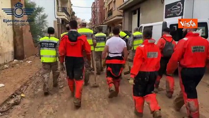 Alluvione Valencia, anche l'aeronautica militare al lavoro per spalare il fango dalle strade
