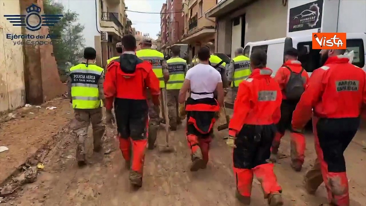 Alluvione Valencia, anche l'aeronautica militare al lavoro per spalare il fango dalle strade
