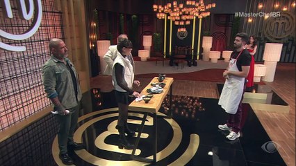 Peixe totalmente cru e bagunça na bancada de Vitor chocam Helena Rizzo