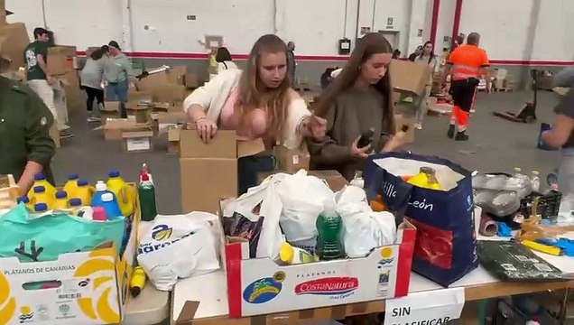 Voluntarios preparan alimentos y artículos de primera necesidad en una nave del Polígono de San Cristóbal para enviar a Valencia