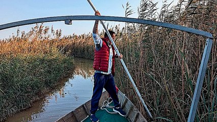 A bordo de la barca con los pescadores que buscan en la Albufera tras la DANA