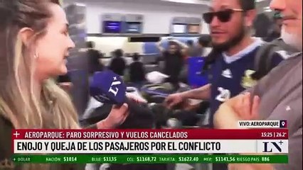 Los argentinos abandonan el país por los "miserables" sueldos en la era Milei