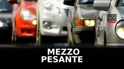 Mezzo pesante si ribalta nella notte sulla A1