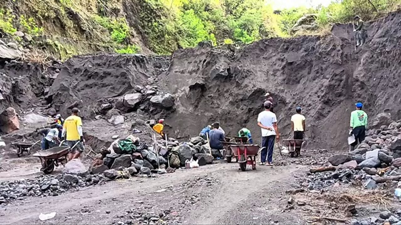 très beau travail d'équipe des mineurs de sable noir !!