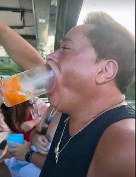 Leonardo vira copo sem as mãos em bebedeira com Zé Felipe e web reage: Fiquei bêbado só de ver