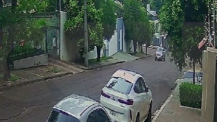Câmera registra momento em que ciclista é atingido por carro no Cancelli