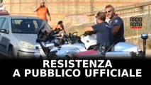 Resiste ai poliziotti e danneggia la loro auto, arrestato