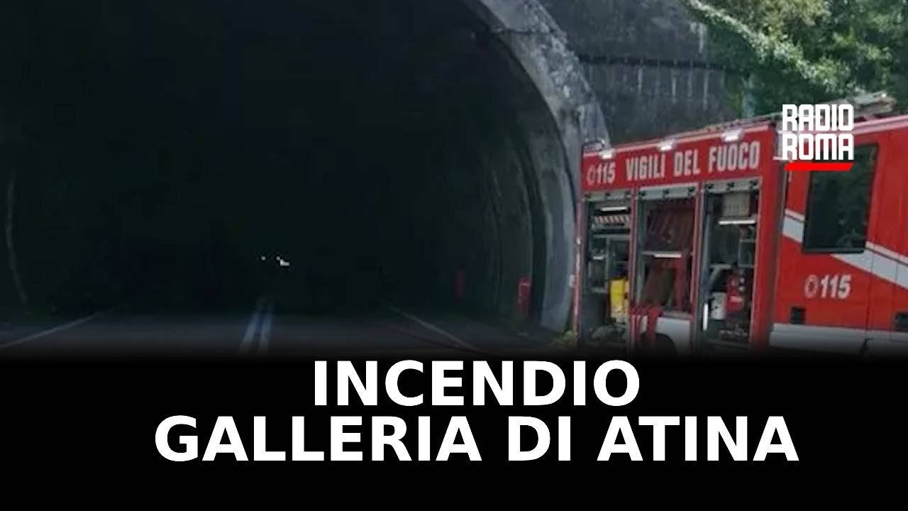 Camion prende fuoco in galleria, pompieri salvano autista
